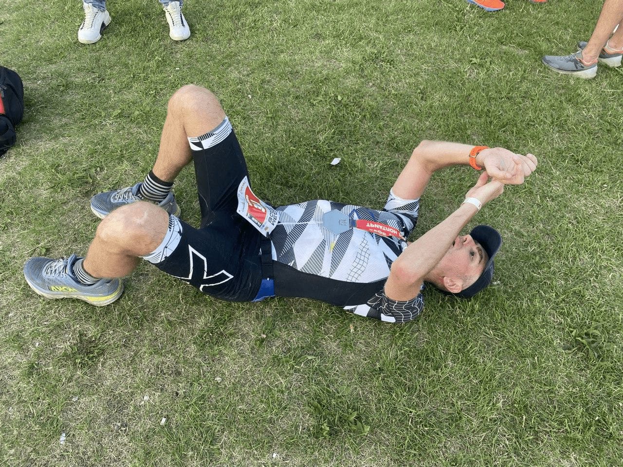 Финиш Ironman — лежу на траве